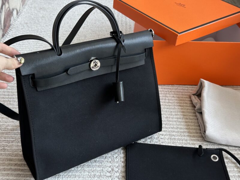 275 boxes
size：31*26cm
Hermes handbag
Canvas shopping bag ?
A bag that is easy to pack in physical form
Recently, I have been carrying my back while traveling
There is texture! Super advanced!
Its capacity is very friendly ..