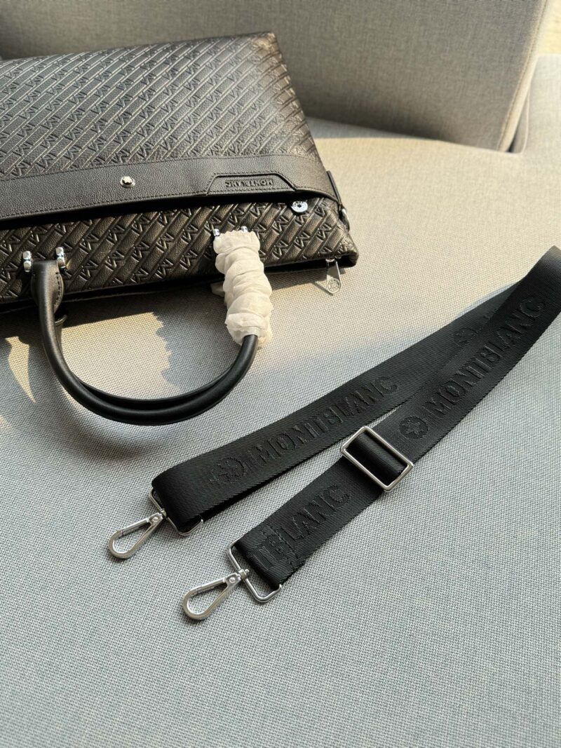 d65ba480b6.jpg Cowhide 315
size:38×28
MONTBLANC embossed handbag, briefcase, crossbody bag
Compact design, dynamic and agile, cool style, casual and casual. This human friendly bag is made of black leather with an embossed "M" - shaped printed pattern, providing...