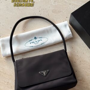 195 box
size：28*19cm
Prad used bag armpit bag
Very retro! It smells great!
Super beautiful blogger with the same style! Cool and cool!