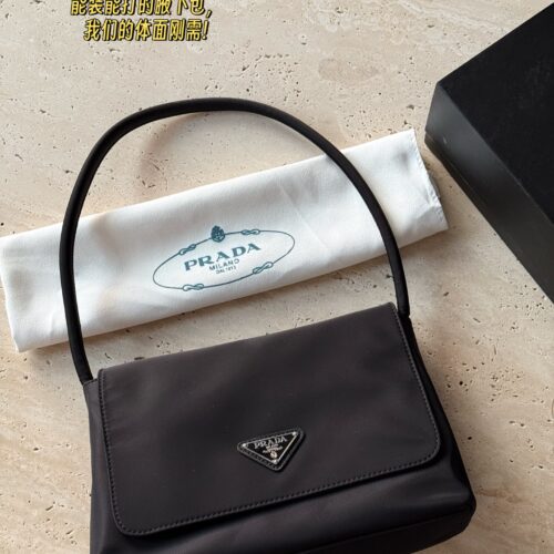 195 box
size：28*19cm
Prad used bag armpit bag
Very retro! It smells great!
Super beautiful blogger with the same style! Cool and cool!