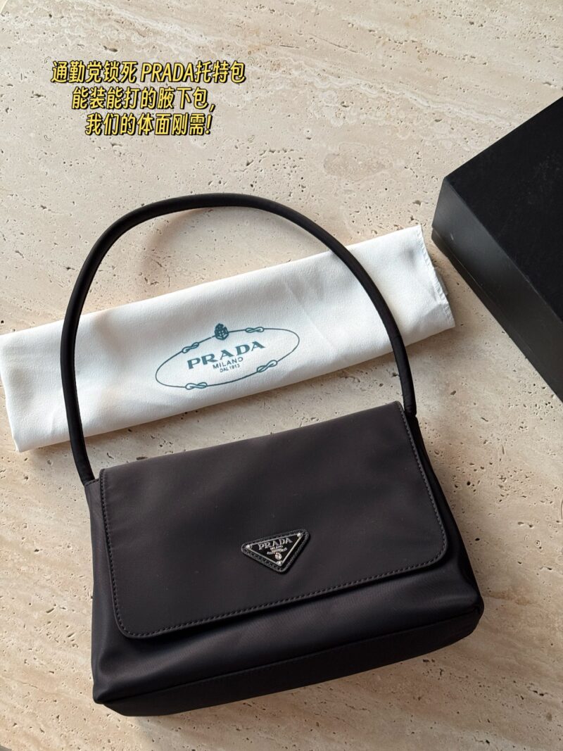 d6630533ee.jpg 195 box
size:28*19cm
Prad used bag armpit bag
Very retro! It smells great!
Super beautiful blogger with the same style! Cool and cool!