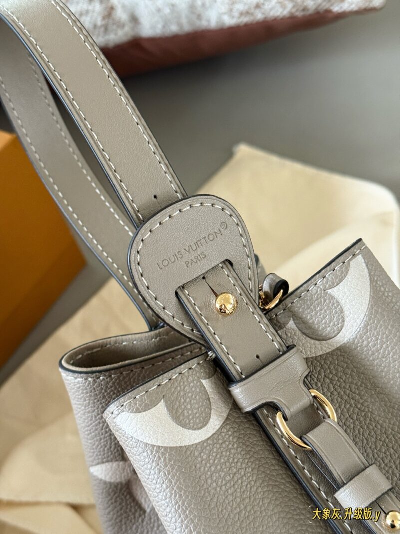 d66d2ab3c0.jpg 235 box
size:18*16cm
ALL IN BB Heavy Attack
Who wouldn't be confused after reading this!
I didn't expect to like it more and more as I watched it
There are two sizes of holes for L home AII IN BB
25ss bucket bag