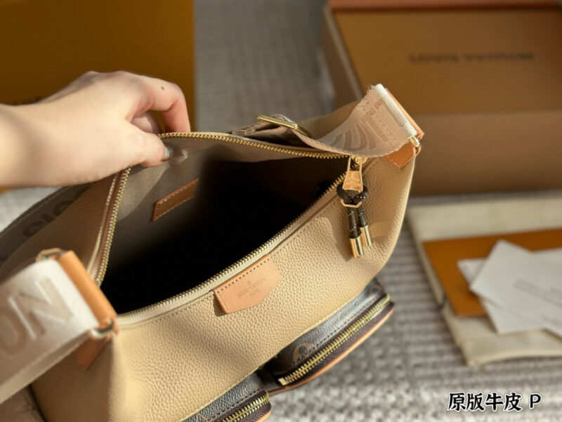 d66e5474fd.jpg 390 layer cowhide
size:32*24cm
Recently popular new shopping bags
Hobo cargo is on fire!
Because of the upper body! Exactly! Okay! Look!
L's latest shopping bag
High appearance and super practicality!!!