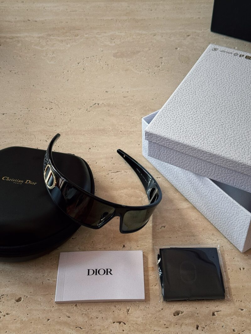 d678275fbb.jpg 215 boxes
Dior often uses sunglasses and headbands, which are too beautiful
Buy it! Buy it! Buy it!
Sunglasses and headband dual-use 2-in-1!
Headband+sunglasses=fully open aura!
