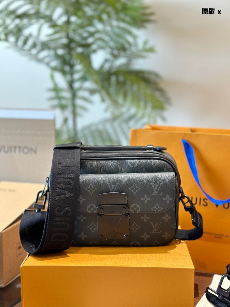 d67848b6a1.jpg Cowhide embossed p320 old flower p275 black flower p275
LV Men's Bag Recommendation | Men's Presbyopia S-LOCK Business Postman Bag! The Lv S-Lock series really gives people a dazzling feeling
The size of this bag is very suitable for boys to carry wh...