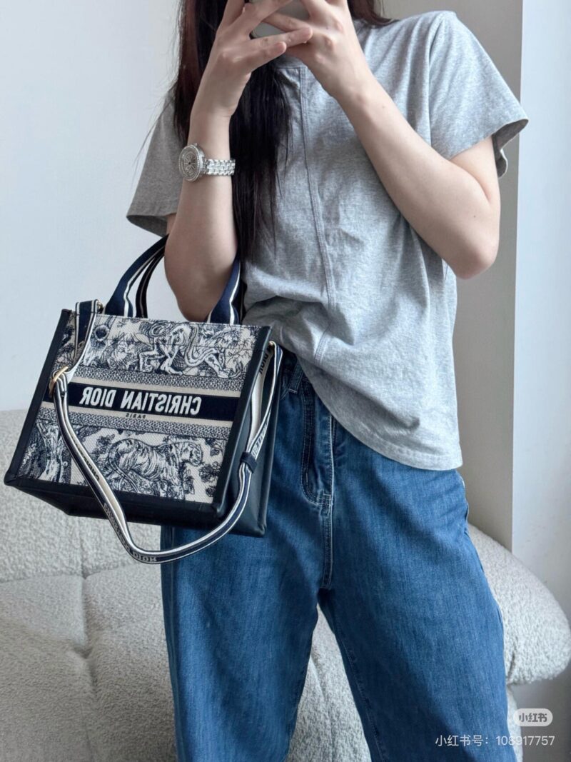 Dior's new tote frees hands