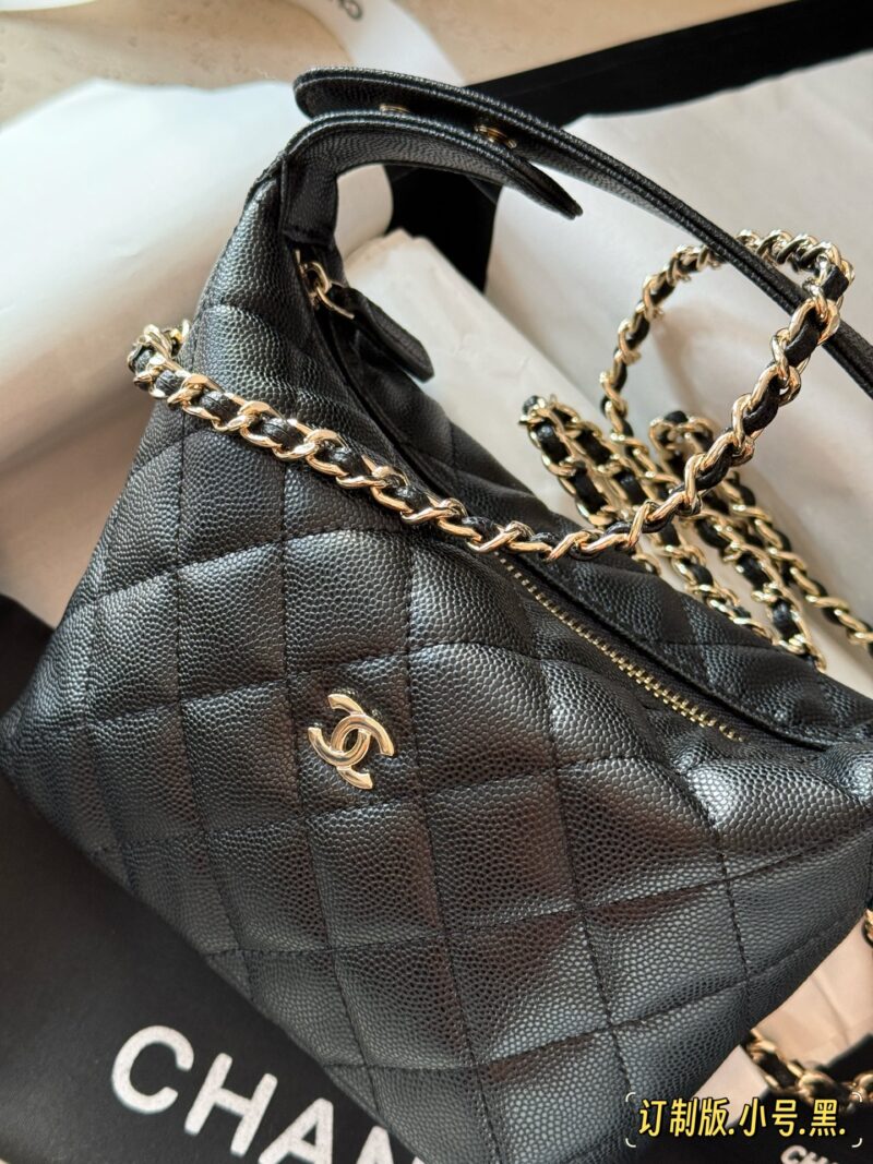 d67e15bdfb.jpg 210 box
Size: 15 * 13cm (small)
Xiaoxiang's lunch box bag
A popular bag that catches the eye at a glance
Really cute
Can be sweet or salty
You can hold it by hand, shoulder and back. The chain length is just right
It also has strong compatibility#