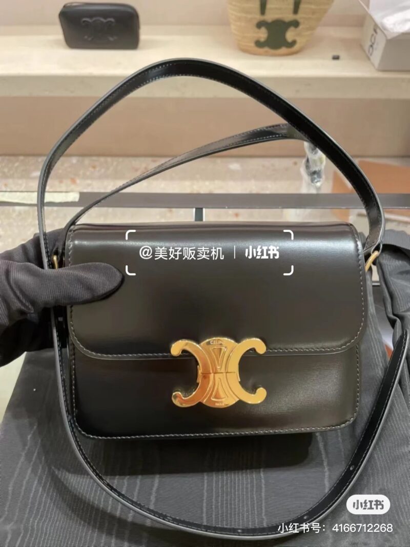 d68c2785f5.jpg Celine Triumphal Arch Tofu Bun
Small size 19cm
Since changing the logo of the Arc de Triomphe, I started to think it was really okay, but then there was a warning from Zhen Xiang, which looked even better the more I looked at it
Sai Lin's medium size...
