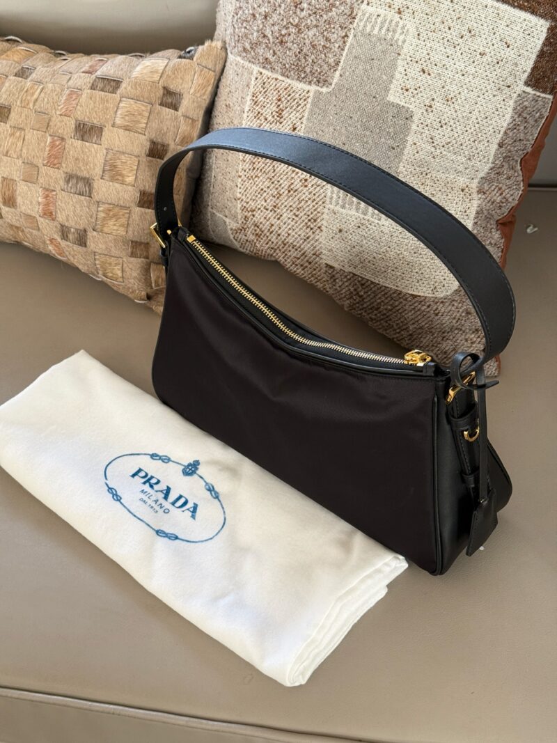 d68e764437.jpg 290 boxes
size:40*20cm
??? Recommended PRADA aimee
Prada has released a new model again
This underarm nylon cowhide handbag is also quite good!
The designer's inspiration is starting to shine again!
Lightweight nylon material paired with calf...