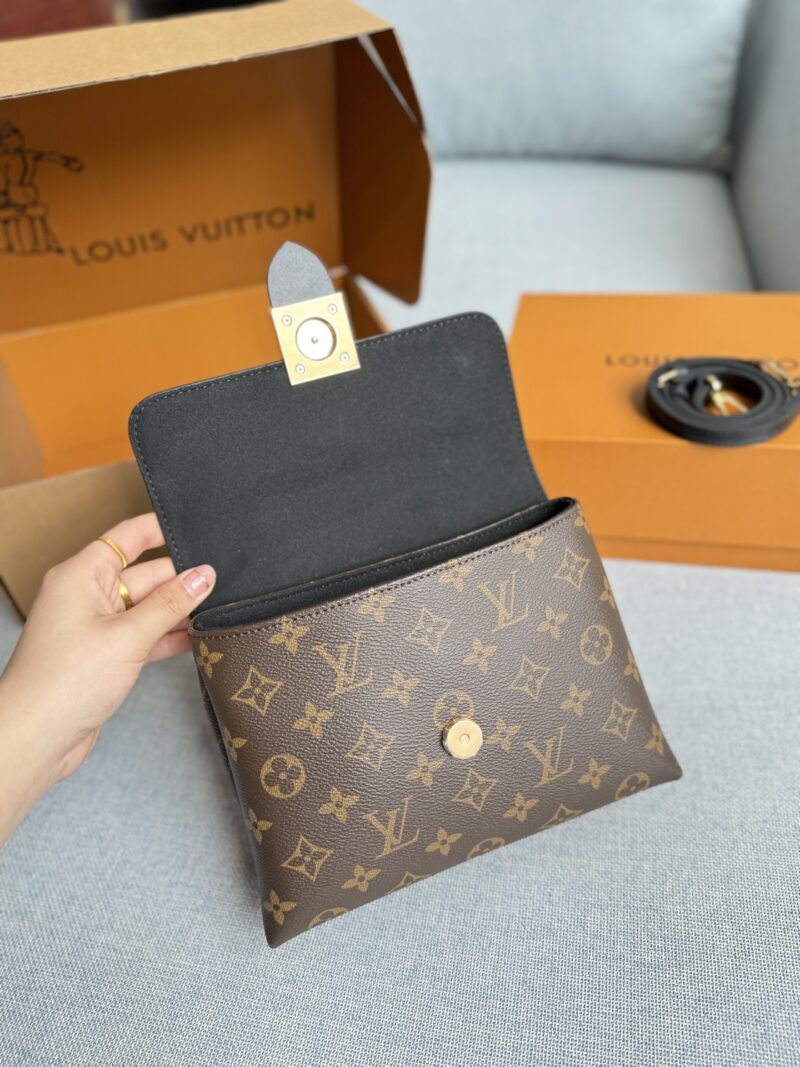 d6973bdff1.jpg 220 Complete Gift Box Set
size:22×15
LV Locky BB Lock Head Bag Shoulder Cross Shoulder Handbag Heavy Metal Steel Hardware 163 Variable Frequency Chip
Never buy LV locky bb lock bag because you will really fall in love with this bag
Design of cowhi...