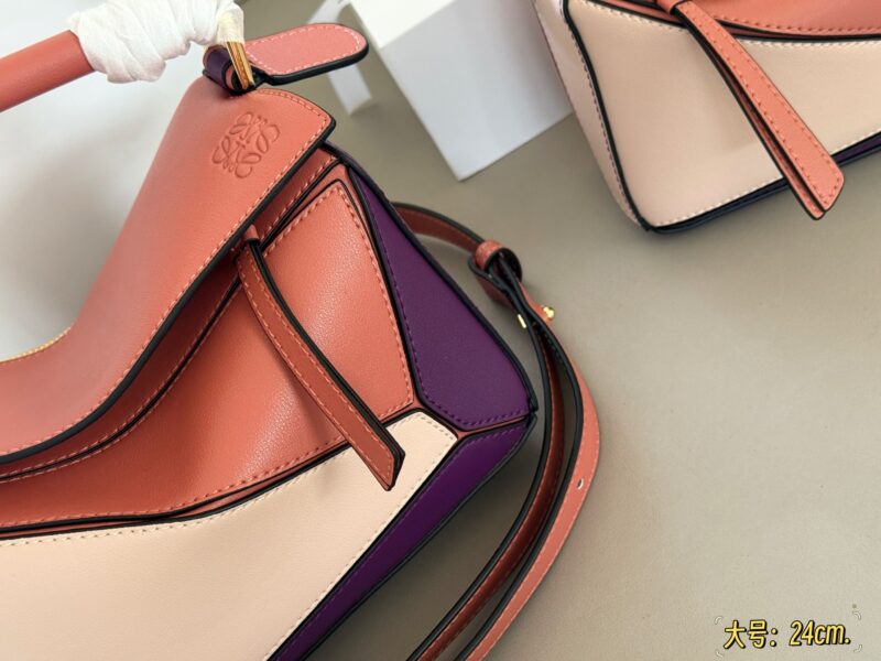 d6bb029a82.jpg 225 255 box
Size: 18 * 10cm (mini)
24 * 15cm (large size)
Loewe Geometry Package Puzzle
Truly cannot be missed,
?? Cowhide quality!
Completely hold on!
Puzzle cranberry color blocking
Even high-level ones have to overflow