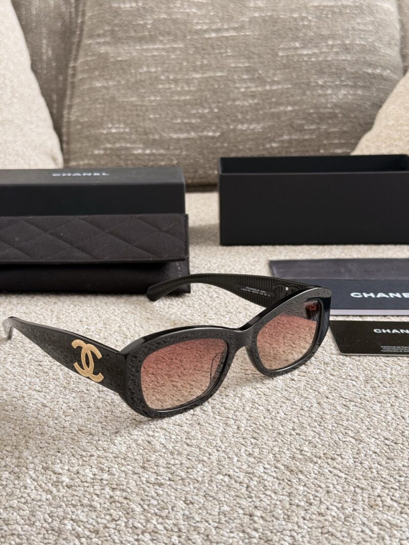 Chanel Sunglasses ? p220
A must-have treasure sunglasses for taking photos this summer! Every casual snap is of great quality
Why do women, being the same, appear to be full of nobility and extraordinary temperament? It turns out that Chanel 24's n...