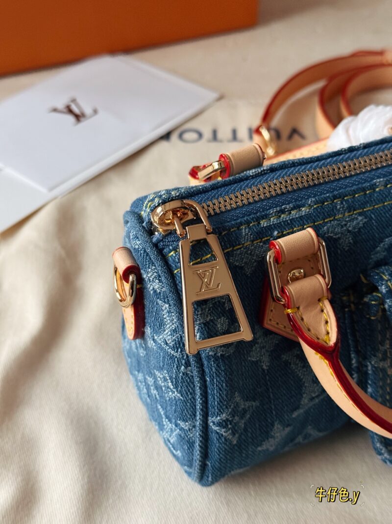 d6cbe7ac39.jpg 265 box
size17*11cm
L's newly released denim Nano Speedy
Really cute
I feel younger than an old flower
It looks very mini, but it can hold a wallet, lipstick, phone, iPhone, car keys
Tested daily travel without any issues, OK