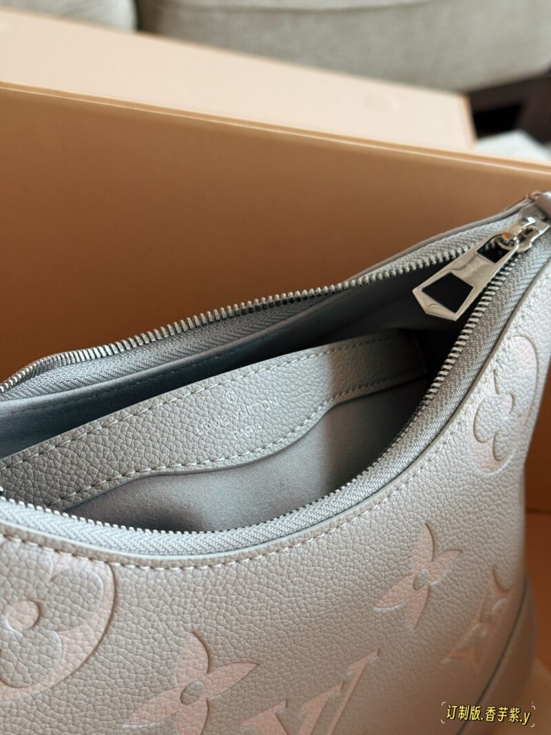 d6cd486e67.jpg 235 box high order version
size:29*16cm
L family taro purple horn bun
Under white light, it appears gray and warm. Under warm light, it leans towards purple and is very warm. Oil droplets are gray purple!! Too much love~
Two shoulder straps can be ...