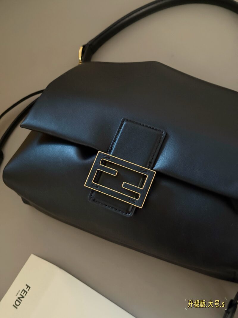 d6d127b994.jpg 250 265 box upgrade version
Size: 16 * 13cm (small)
26.5 * 18cm (large)
The latest series Mama Baguette has truly been designed to the hearts of fairies!
Fendi's latest magic wand
Fresh and elegant!