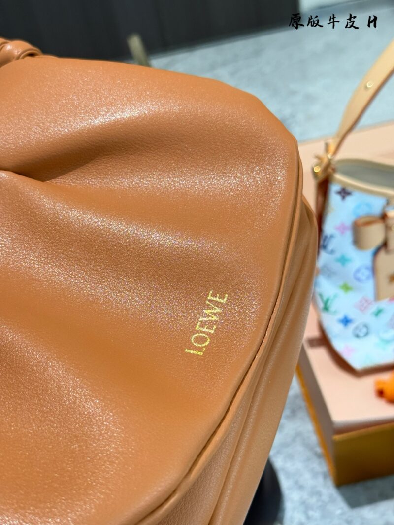 d6d56c32cf.jpg Actual delivery photo of p320 cowhide
Brand new Paseo satchel handbag
Size: 25-17-8cm
V has exquisite workmanship, a simple and elegant silhouette, a unique and soft pleated structure, an ultra lightweight construction, Napa soft cowhide leather (ful...