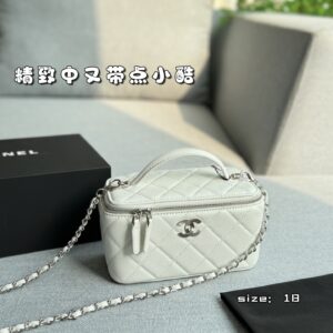 200 complete gift boxes
size：18×10
CHANEL Thread Logo Makeup Box Makeup Bag Chain Bag Shoulder Cross Shoulder Handbag
Black Silver's wife is really beautiful!!!
The silver threaded double C logo is exquisite with a touch of coolness
Detachable cha...