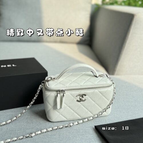 200 complete gift boxes
size：18×10
CHANEL Thread Logo Makeup Box Makeup Bag Chain Bag Shoulder Cross Shoulder Handbag
Black Silver's wife is really beautiful!!!
The silver threaded double C logo is exquisite with a touch of coolness
Detachable cha...