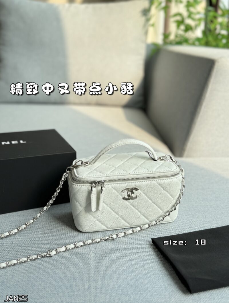d6e4702031.jpg 200 complete gift boxes
size:18×10
CHANEL Thread Logo Makeup Box Makeup Bag Chain Bag Shoulder Cross Shoulder Handbag
Black Silver's wife is really beautiful!!!
The silver threaded double C logo is exquisite with a touch of coolness
Detachable cha...