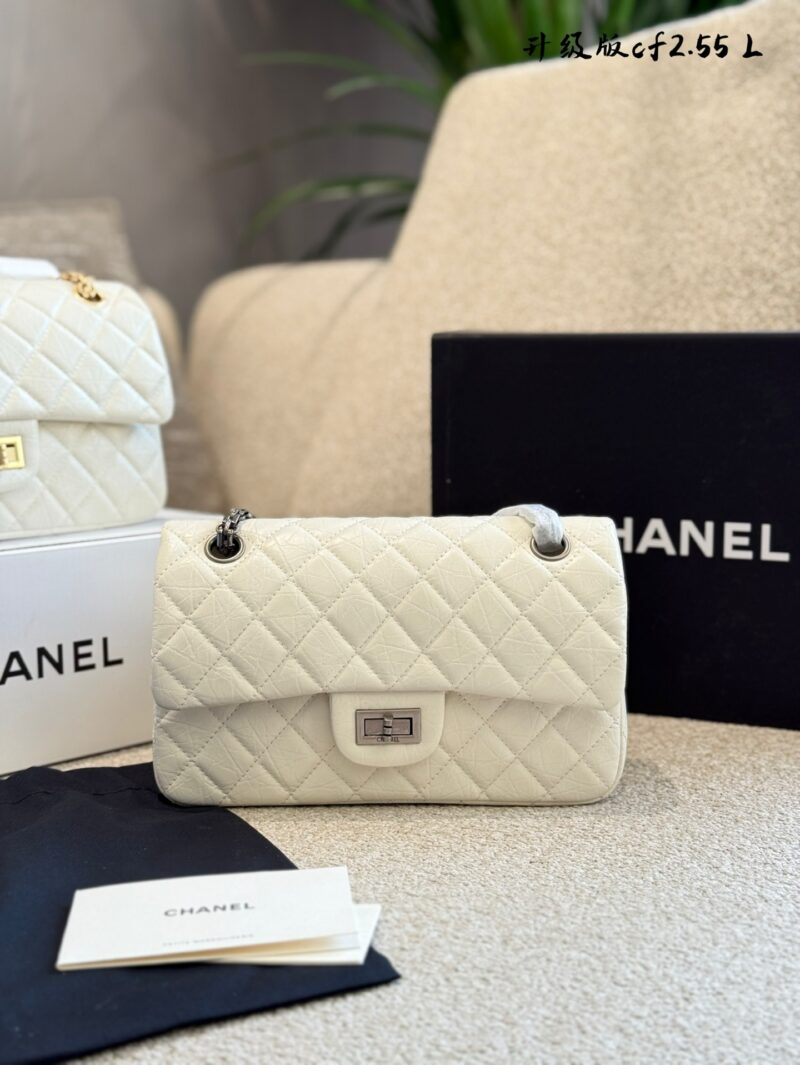 d724715a1f.jpg Chanel CF 2.55 Medium P255
No matter what clothes you wear, a Chanel handbag,
They can add a trendy color to your outfit.
Elegant commuting yet gentle, classic retro, the C-seat in the crowd
Easy to match with different occasions~
The shoulder strap ...
