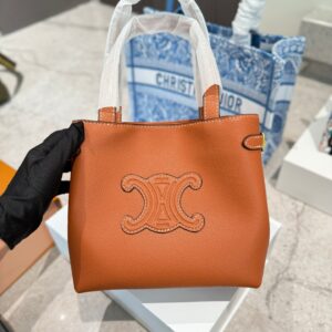 Actual delivery photo p215
Celine's new tote bag
This coffee tote bag has a new size and is so cute! Although it is a mini, the capacity is very good, and the simple design is also easy to match. There is a belt on the side of the bag that can be tig...