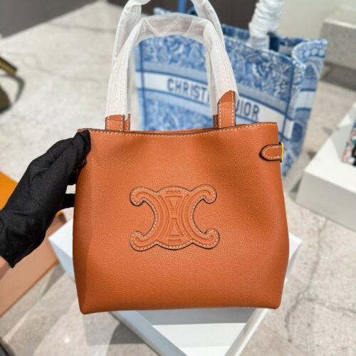Actual delivery photo p215
Celine's new tote bag
This coffee tote bag has a new size and is so cute! Although it is a mini, the capacity is very good, and the simple design is also easy to match. There is a belt on the side of the bag that can be tig...