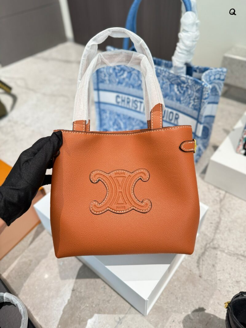 d728c36f26.jpg Actual delivery photo p215
Celine's new tote bag
This coffee tote bag has a new size and is so cute! Although it is a mini, the capacity is very good, and the simple design is also easy to match. There is a belt on the side of the bag that can be tig...
