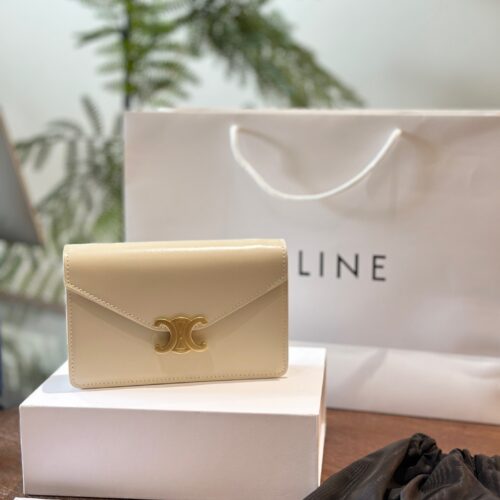 Celine envelope chain wraps are exquisitely crafted to the heart's tip
Like a love letter from a romantic girl's heart, small and exquisite, like a gentle and youthful confession. The cute size easily adapts to your light daily life, like a beautiful...