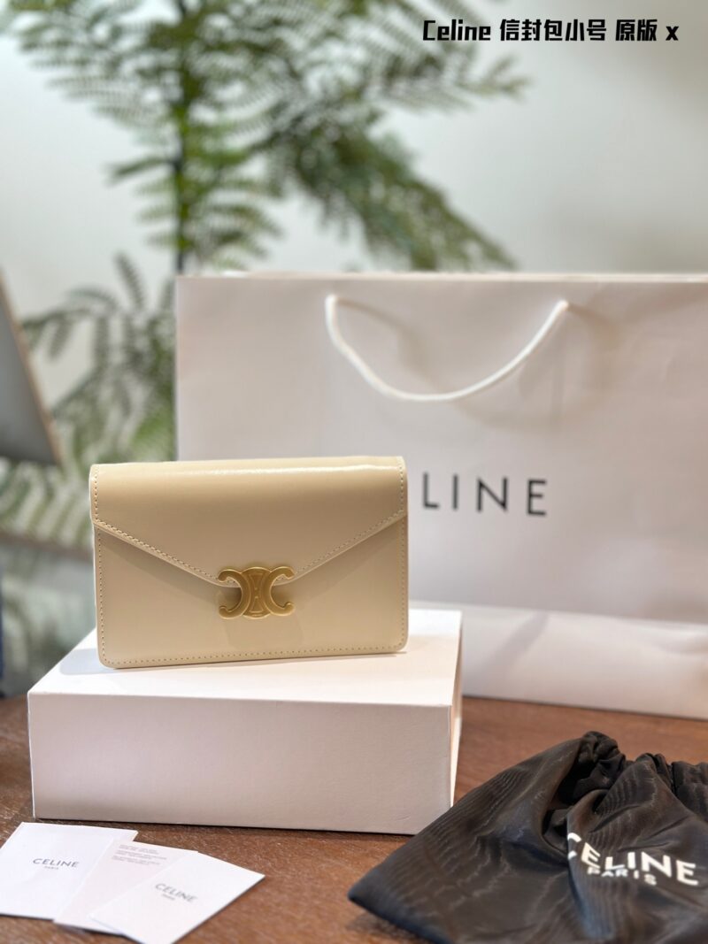 Celine envelope chain wraps are exquisitely crafted to the heart's tip
Like a love letter from a romantic girl's heart, small and exquisite, like a gentle and youthful confession. The cute size easily adapts to your light daily life, like a beautiful...