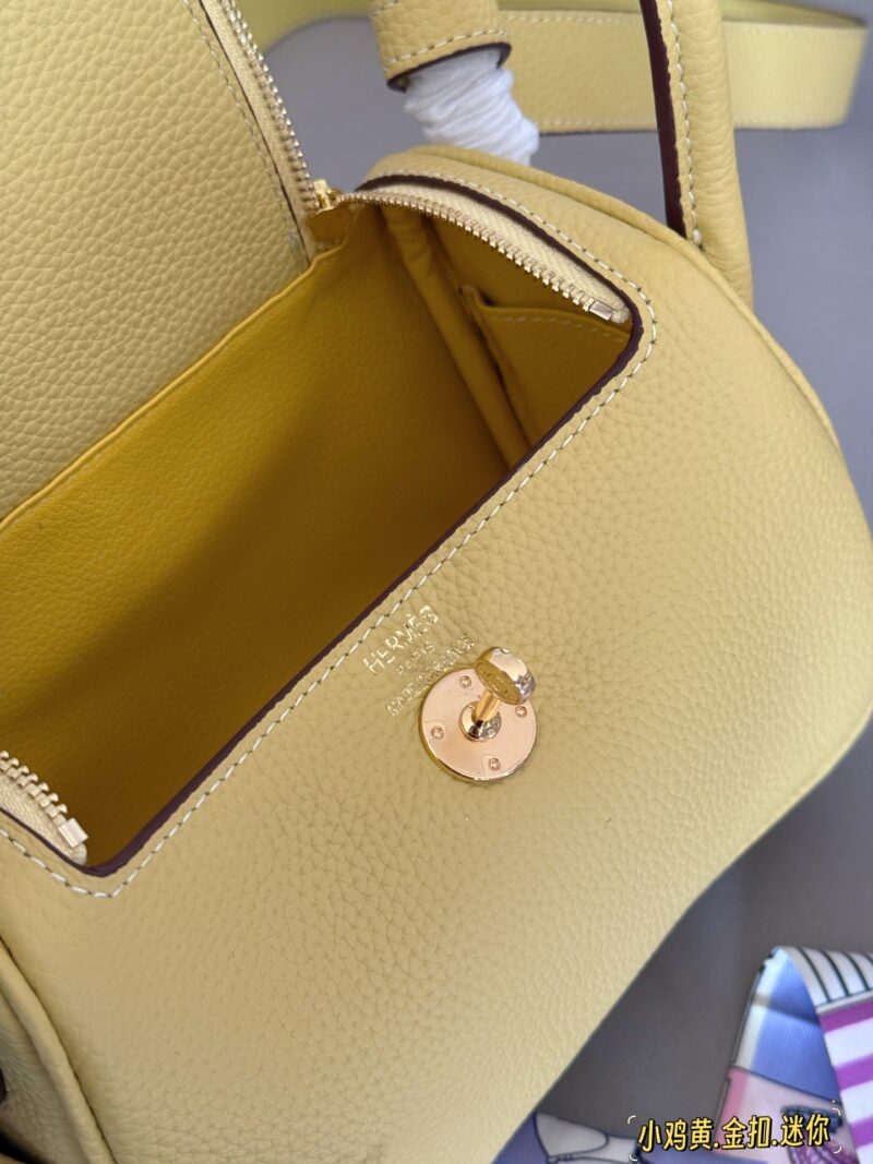 260 complete sets of packaging
size：19*13cm
?? top layer leather!
H Home Mini Lindy
? Crossarm ? Hand carried!
A perfectly cute little one!
Sunshine yellow is simply perfect for spring and summer
Just hold it and you'll have a good mood!