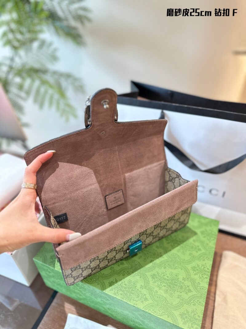 Gucci Diamond Button Wine God P270
Many people say this bag is the tears of the times, but I believe it is the beauty of love~~
Gucci Dionysus' wine god bag was released at the 2015 autumn/winter women's fashion show, and in 2022, a new diamond butto...