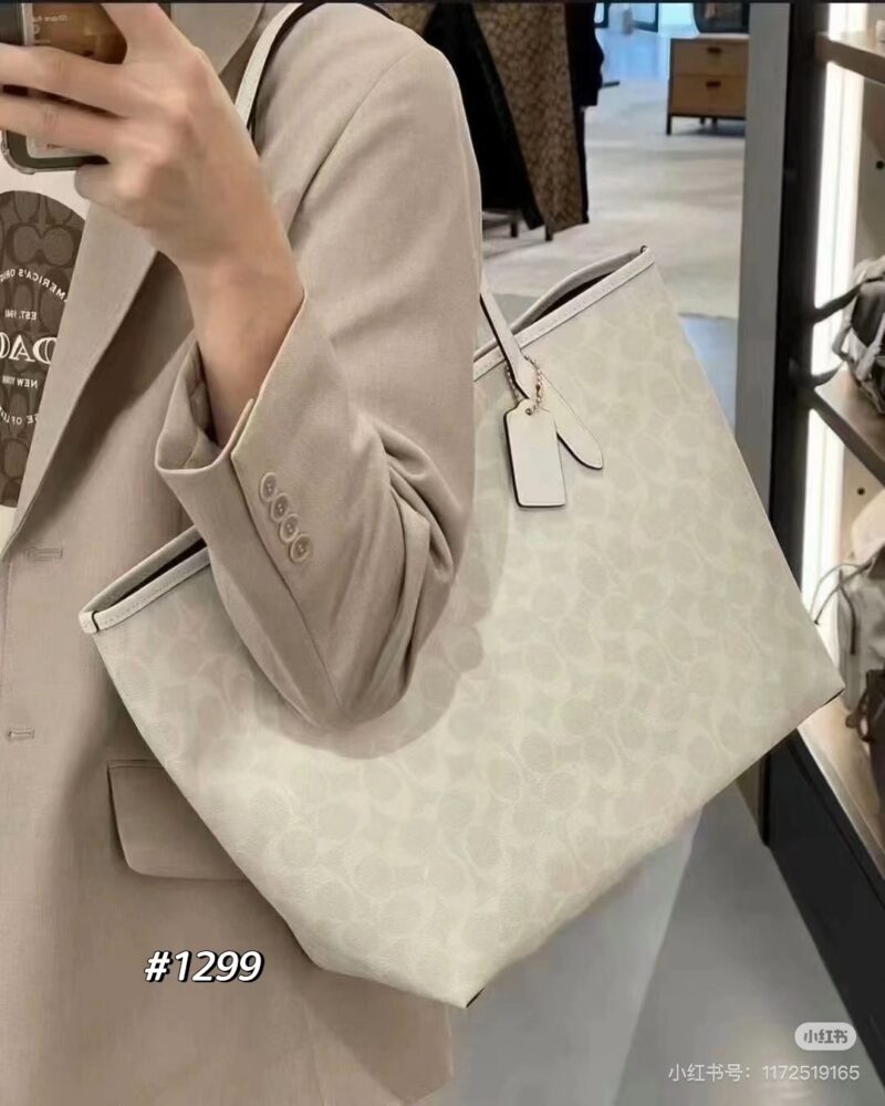 Coach Tote shopping bag
Coach's new tote shopping bag features a suction buckle design in the middle, classic PVC printed large capacity, and a zippered concealed pocket inside for storing items such as phones
