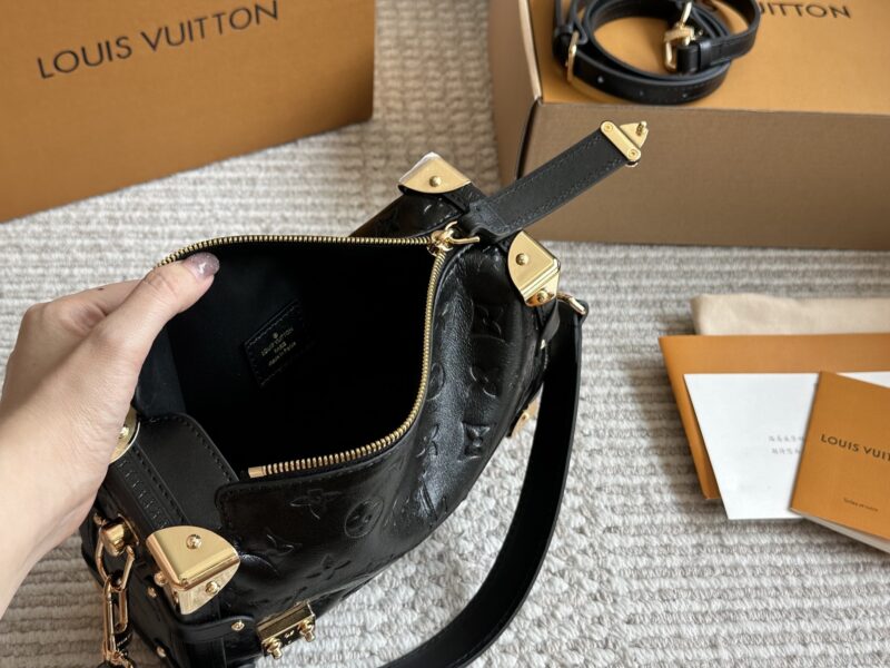 d7a01960c0.jpg 260 replica version
size:23*16cm
Super time and space explosive product
Lv 25 Rocket new bag trunk
Gu Ailing's fashion show small soft box has finally arrived!!!
Super Western style upupupup
Search Lv Soft Box (Box)
Complete packaging