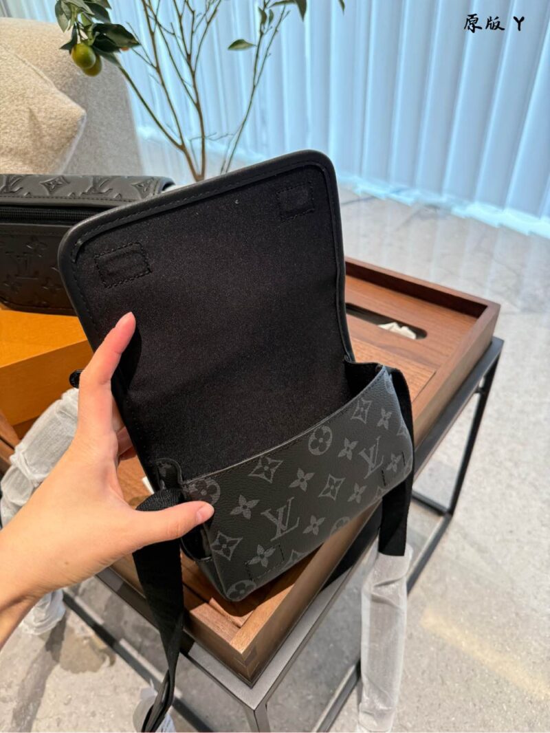 d7a6103a0a.jpg Black flower p240 cowhide p260
This bosphore mini handbag is named after the brand's retro bosphore series from the 2000s, achieving comfortable carrying with simple lines and compact configuration, and showcasing classic meaning through a detachable...