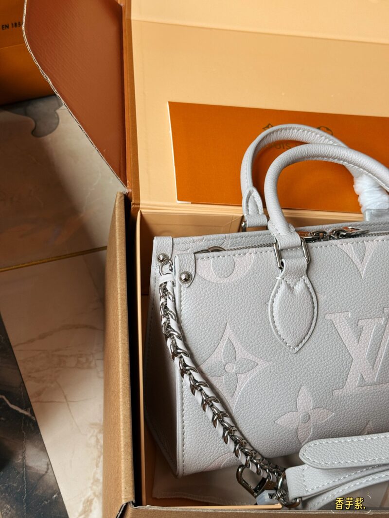 d7b8c83d08.jpg 230 box
size:25*13cm
Highly anticipated by everyone!
L Home OnTheGo East West
NEW Light purple gray tone with a milky and ethereal aura
configuration ? Two types of shoulder straps!
Paired with YDDS
Recommend this bag type! Super practical