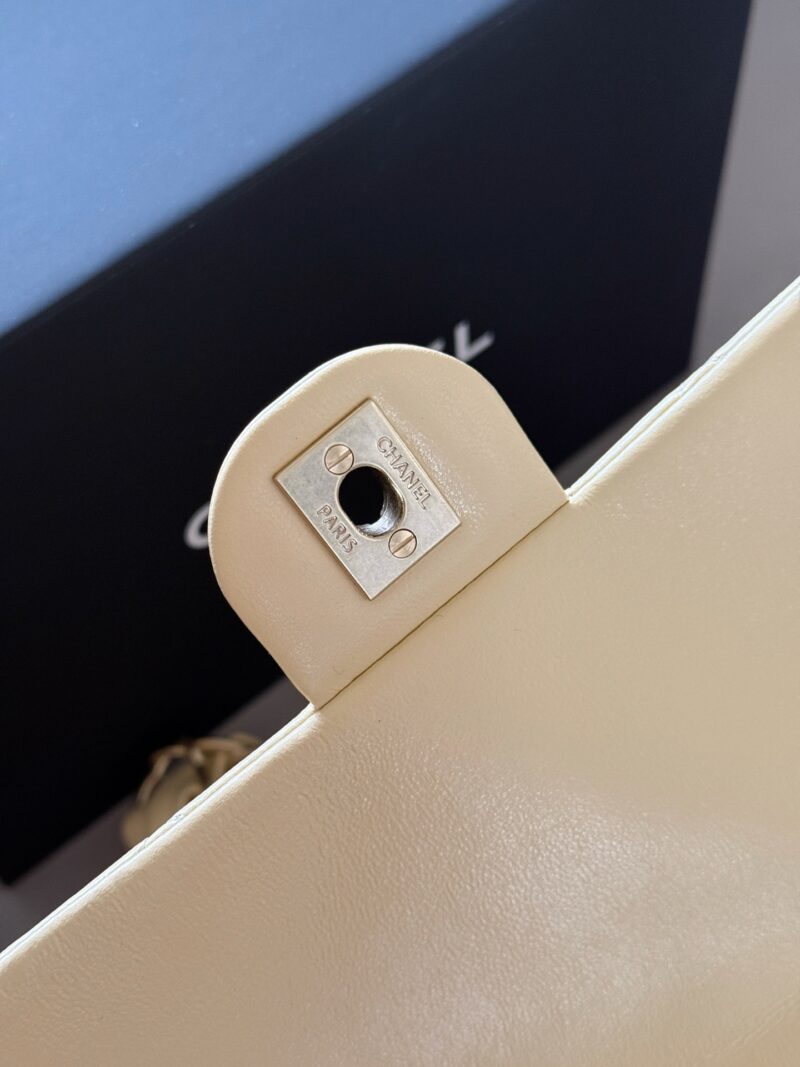 240 boxes
size：21*16cm
Xiaoxiangjia 25s Thick Chain Underarm Bag
Classic yet practical
Irresistible vintage
The more I watch, the more I like it!
Cute and lovely chicken yellow/very suitable for summer color matching~