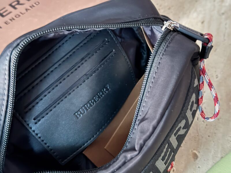 d7f6c7ea19.jpg 180 fold gift box
Size: 21 * 16cm
Bur Black Camera Bag
The handbag has a card slot inside!
Traveling and staying at home is very convenient!
This is a product that can be used by children, boyfriends, girlfriends, uncles, and aunties!