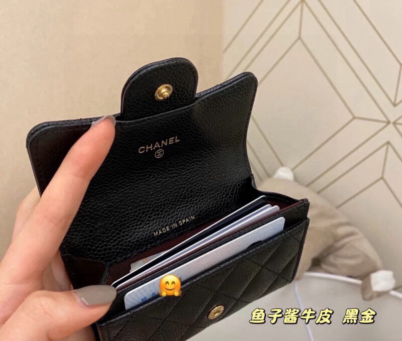 d814201fd9.jpg Can hold more than ten cards and a few cash cards
A particularly practical one!