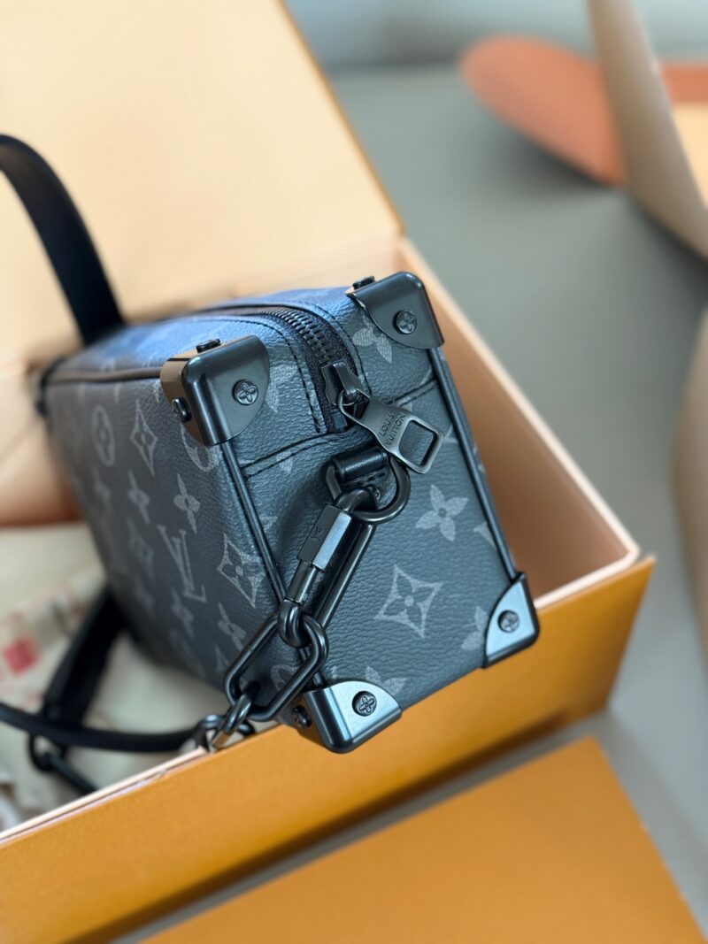 d814abe8bf.jpg 220 boxes
size:18*13cm
Hot selling collection real-life photos ????
L Home Retro Trunk Soft Box
Black Warrior paired with calf leather