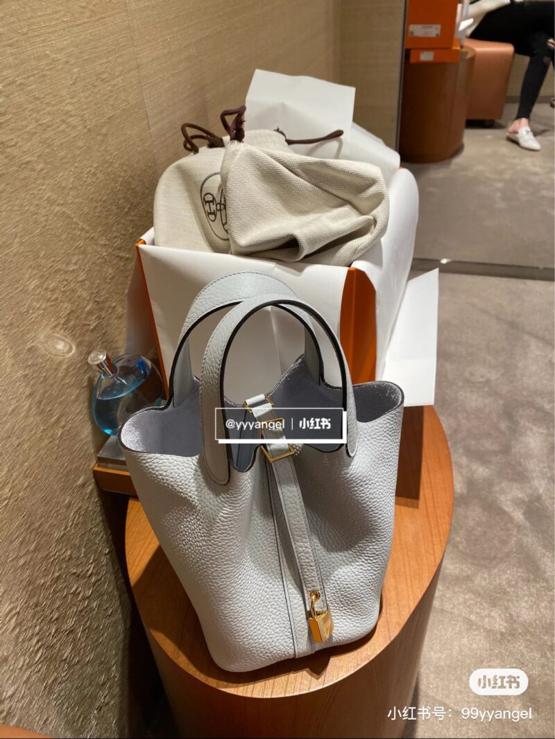 Hermes Basket | Is the unbeatable Holy Grail Blue the best match on the internet
This outfit is truly unbeatable and beautiful. It's so girlish, isn't it! !