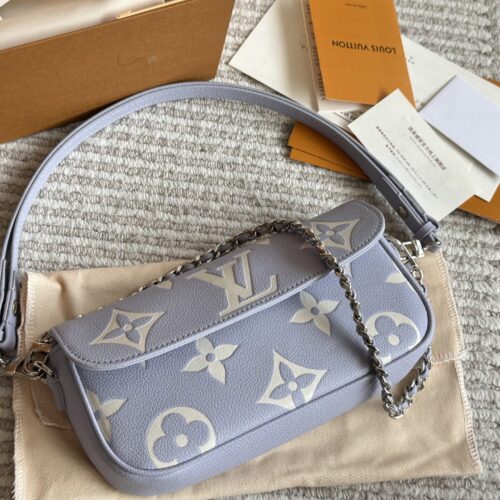 225 boxes
size：22*12cm
L Home Cream White Ivy Woc
Real milk dripping~Super suitable for summer
Mahjong bag with double chain design
Can be carried diagonally, single shoulder, or handheld
The built-in card slot is cute and easy to use!