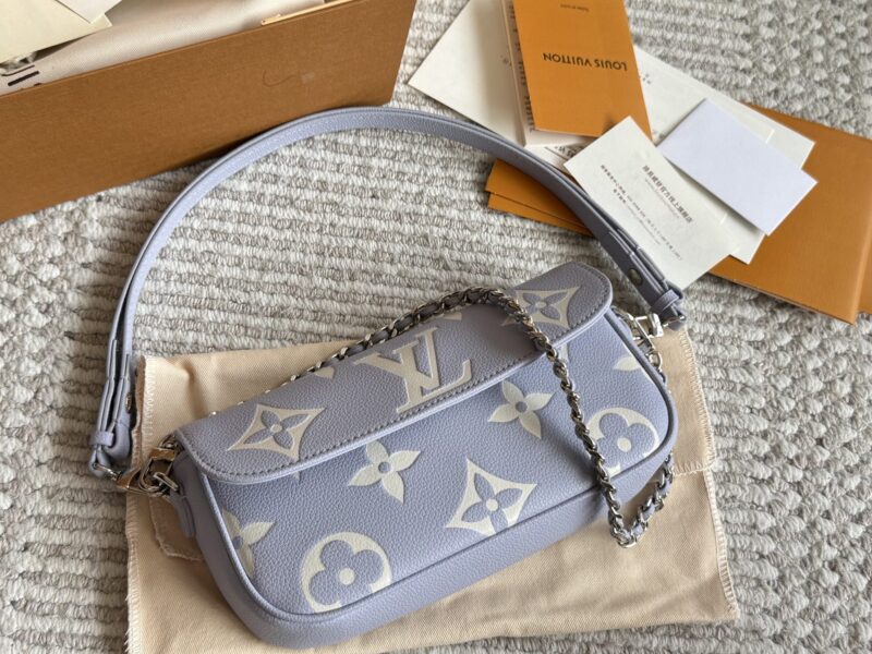 d8348a8376.jpg 225 boxes
size:22*12cm
L Home Cream White Ivy Woc
Real milk dripping~Super suitable for summer
Mahjong bag with double chain design
Can be carried diagonally, single shoulder, or handheld
The built-in card slot is cute and easy to use!