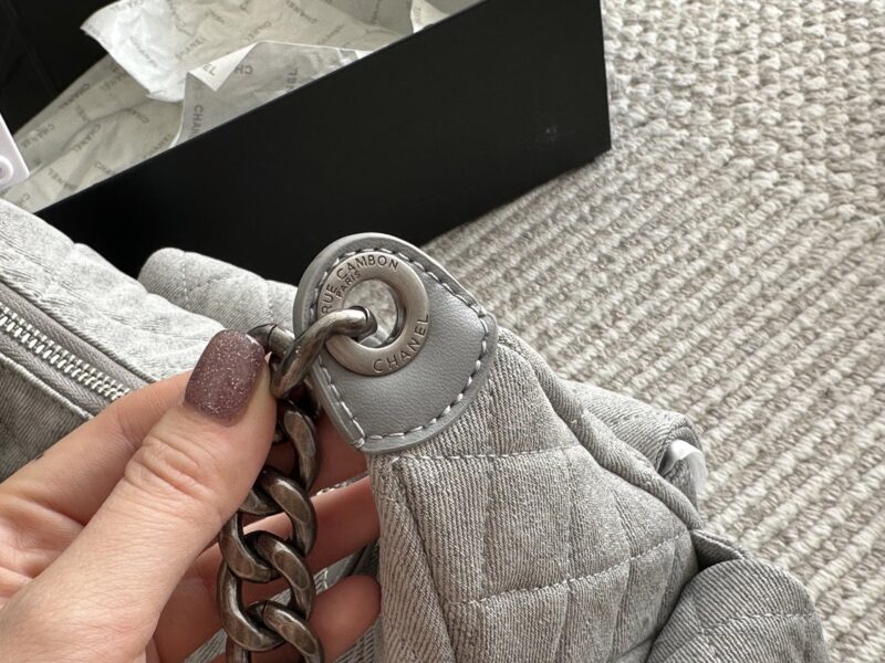 d84c704ac0.jpg 320 box
size:24 15cm
Chanel vintage bowling bag
This bowling bag is really delicious~
A vintage Chanel bowling bag that has been very popular recently.
The design is not easily outdated and is very fashionable to hold in your hand.