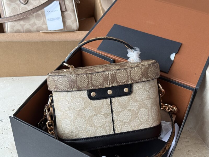 d84d4a5ebd.jpg 235 box
size:19*13cm
C's new model Georgie
Limited edition presbyopia box bag,
This one exudes a high-end texture,
And it's super versatile.
It's time to give yourself a seasonal bag~
Original hardware! Order version!