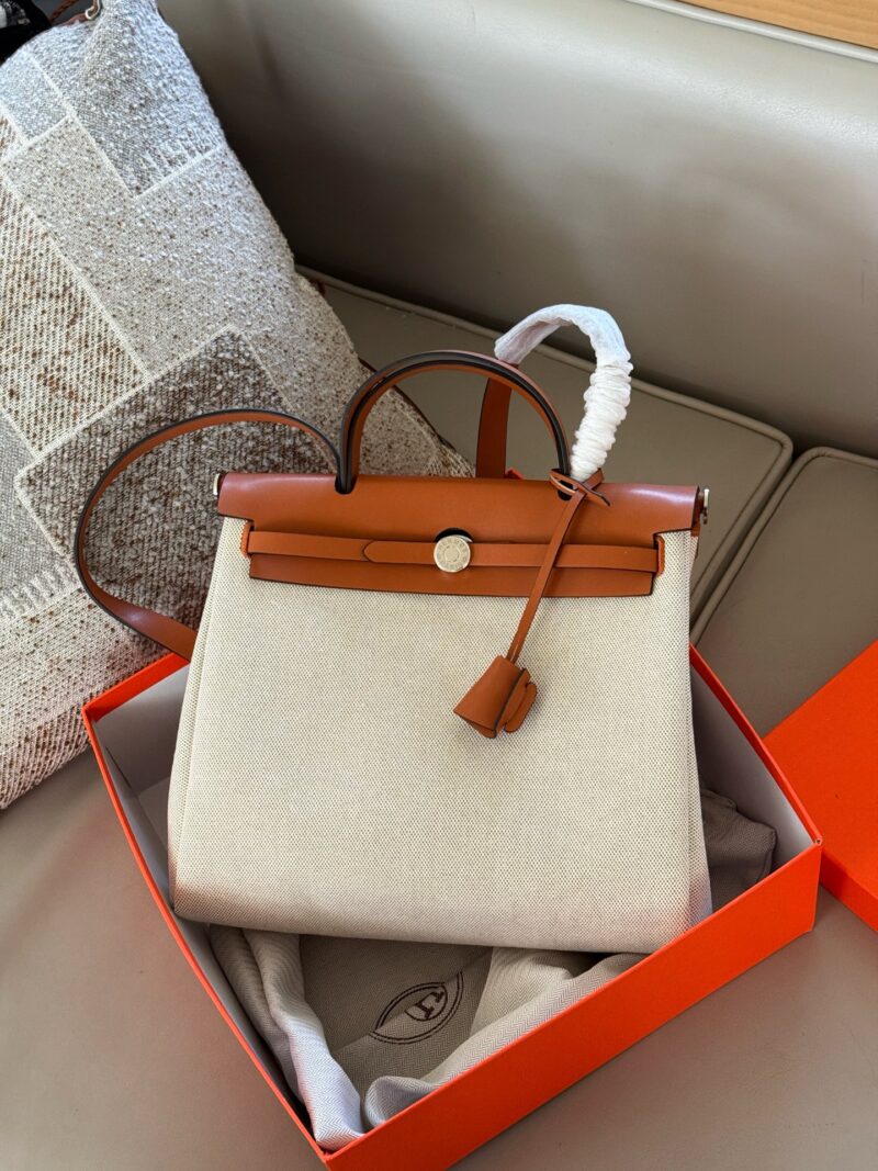 270 boxes
size：31*26cm
Hermes handbag
Canvas shopping bag ?
A bag that is easy to pack in physical form
Recently, I have been carrying my back while traveling
There is texture! Super advanced!
Its capacity is very friendly