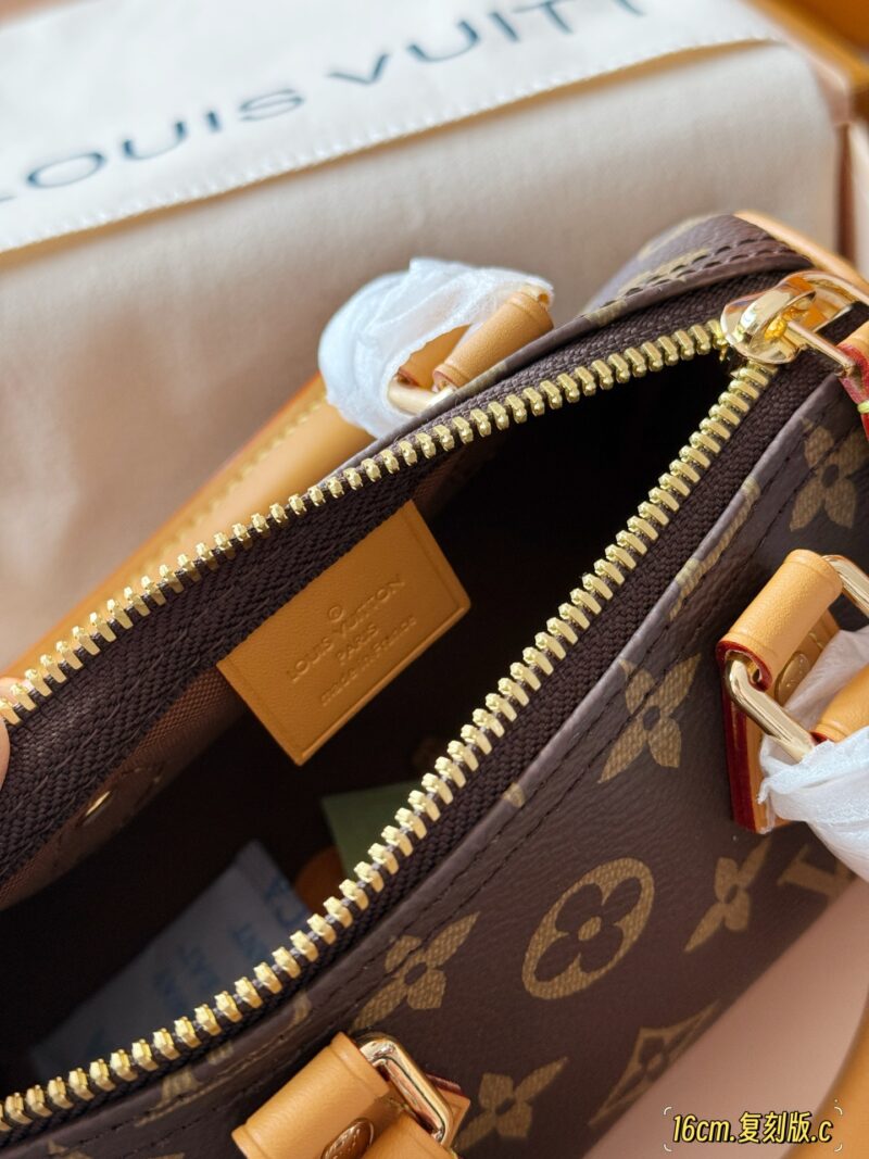d86de90a9a.jpg 225 (box) upgraded again
size:16*10cm
L Home Forever Classic Speedy Nano
Get the same style as Fairy Sister in one second √
Taiwanese customers order vintage flowers+hardware+yellow leather
The shoulder strap can be disassembled and adjusted in l...