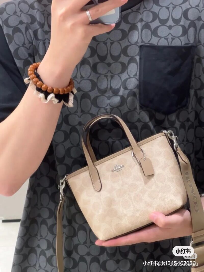 Commuter Versatile Bag Coach
Coach mini city tote
The mini tote in September is too cute, isn't it
A stylish and practical small bag paired with a wide plant-based shoulder strap
Match with various shapes cool and cute # coach new style # favorite ba...
