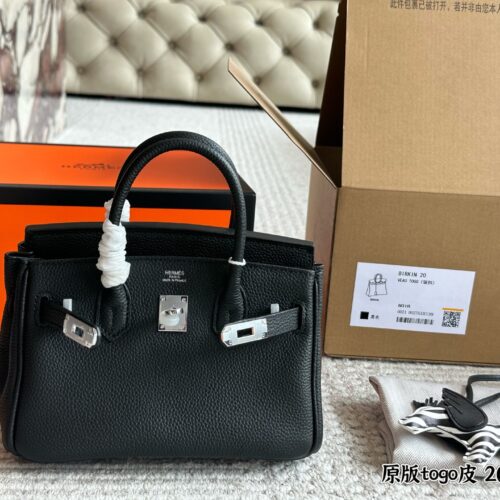 320 original togo leather
Size: 20cm box
Original quality ?
Original TC leather side panel steel seal code ??
The lock is made of copper, with a scarf and a flying horse pendant ??
The season for carrying platinum bags has arrived
The first...
