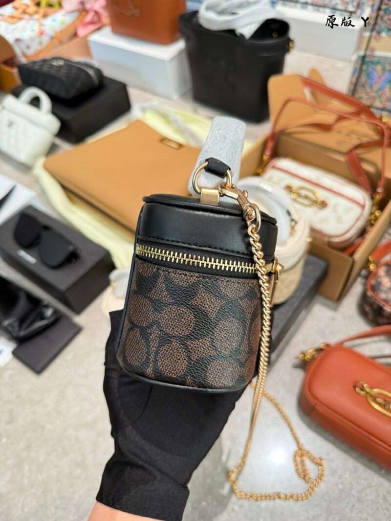 Actual delivery photo p245
Coach Coach's March New Product Ava Mini Waste Bag
#Coach has once again released a cute super small waste bag~Super O box bag, small body, big fashion, carrying attitude, carrying fashion.
Although the capacity is small, t...