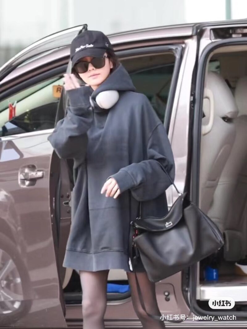 Balenciag Rodeo
The Redeo that was finally won! ! ! The soft and large silhouette bag immediately gives off a lazy and lazy feeling on the upper body. I really like this convenient and cool super practical bag. This new model named after the Rodeo D...